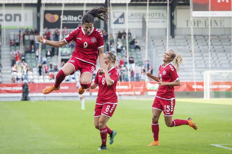 Med to mål på to minutter fik Nadia Nadim (tv.) sendt Danmark på sejrskurs mod Ungarn. Bo Amstrup/Ritzau Scanpix