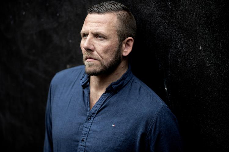 Claus Christensen har været afhængig af en blanding af sex og stoffer i tre år. At komme ud af det var en kamp. »Når man sidder og snakker med en socialrådgiver om at få to hænder i røven og blive pisset på, kan det virke enormt voldsomt«, siger han om systemets manglende forståelse for hans situation.  Peter Hove Olesen/POLFOTO