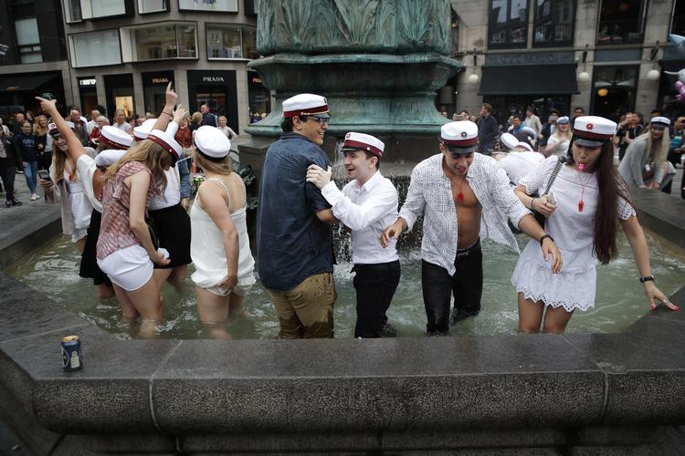 Det er især, når studenterne begynder på de videregående uddannelser, at der bliver uddelt flere 12-taller, end man forventede, da det nye karaktersystem blev indført.  Jens Dresling/POLFOTO