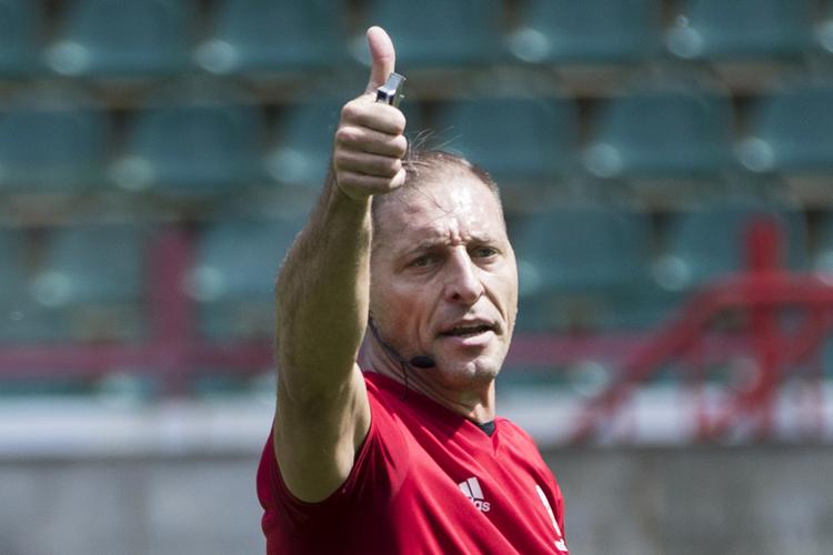 Der er  35 dommere med ved VM og næsten tre gange så mange assistenter. Nestor Pitana er en af de mest rutinerede.  Pavel Golovkin/AP