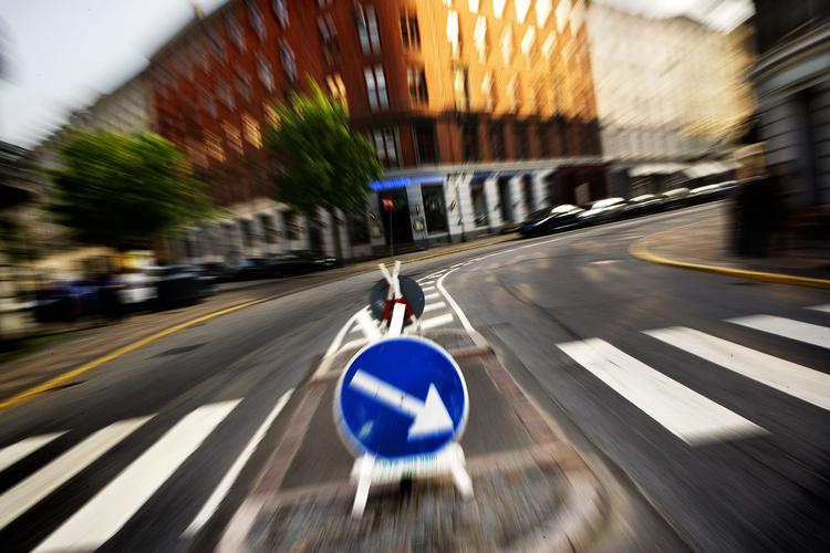 Holbergsgade er præget af tæt trafik med mange busser, men gaden har ingen beskyttelse af de tohjulede trafikanter. /POLFOTO