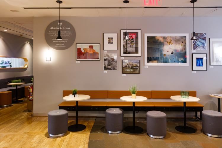 Frem til 31. oktober kan gæsterne i SAS' lounge i New York-lufthavnen Newark både se og købe original kunst. Zlatko Batistich