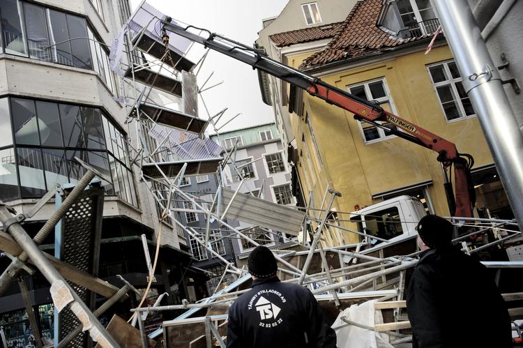 Danmark har haft besøg af flere kraftige orkaner. Blandt andet Bodil i 2013, hvor dette stillads i København måtte lægge sig ærbødigt ned.  Gorm Branderup/POLFOTO