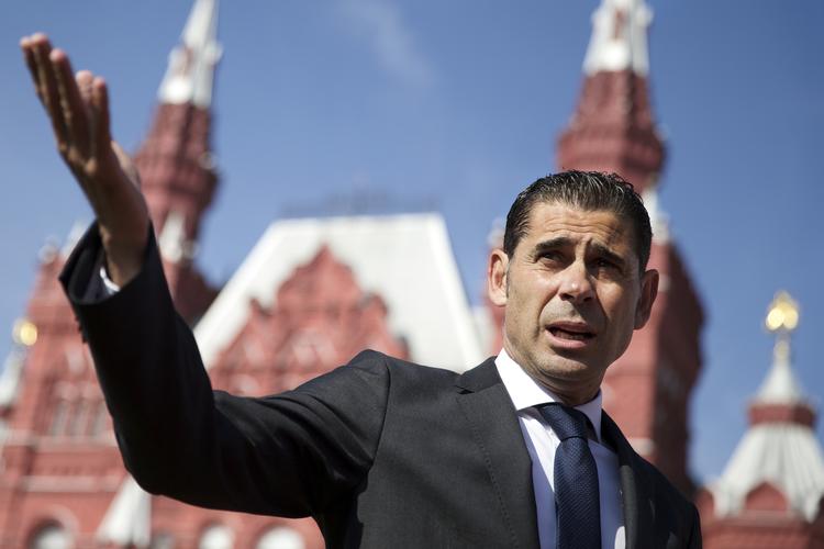50-årige Fernando Hierro er kommet på en stor opgave under VM med sin uventede udnævnelse til spansk landstræner. 
   Pavel Golovkin/AP