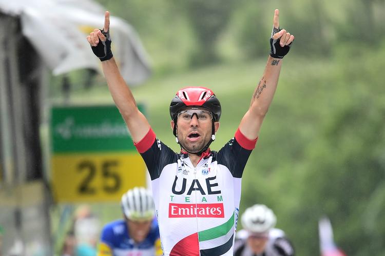 28-årige Diego Ulissi kører over stregen som vinder af den første bjergetape i den aktuelle udgave af Schweiz Rundt.
   Gian Ehrenzeller/AP