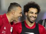 Humøret har under Egyptens optakt ikke fejlet noget hos Mohamed Salah (th.), der her hygger sig med den 45-årige målmand Essam El Hadary.
   
   Amr Nabil/AP
