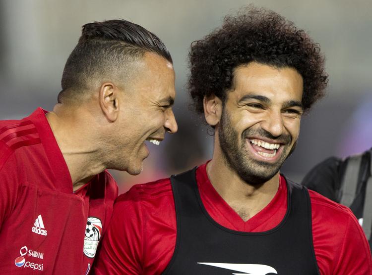 Humøret har under Egyptens optakt ikke fejlet noget hos Mohamed Salah (th.), der her hygger sig med den 45-årige målmand Essam El Hadary.
   
   Amr Nabil/AP