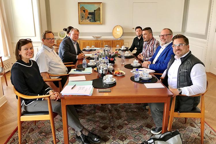 Statsminister Lars Løkke Rasmussen og den grønlandske landsstyreformand, Kim Kielsen, er enige om at indlede et samarbejde om udvikling af de tre lufthavnsprojekter til en anlægsudgift på 3,5 milliarder kroner. Statsministeriet/Ritzau Scanpix