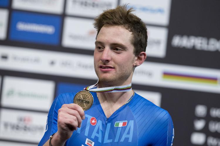 Simone Consonni erobrede to bronzemedaljer ved VM på bane i foråret, og nu har han også hentet sin første sejr som professionel på landevejen.
   Peter Dejong/AP