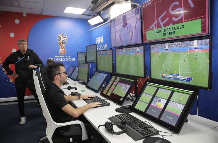 VAR-dommerne kommer til at sidde i et hovedkvarter i Rusland under VM, hvor de skal hjælpe dommerne med at træffe de korrekte beslutninger. (AP Photo/Dmitri Lovetsky)
   Dmitri Lovetsky/AP