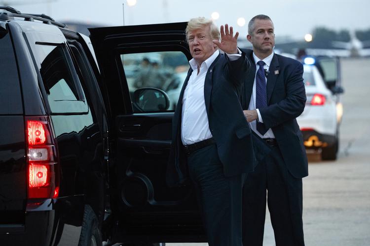 Donald Trump råber til journalister, efter at han var landet på Andrews Air Force Base på vej hjem fra topmødet i Singapore. Evan Vucci/AP