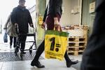 Netto har testet nye pantposer i to måneder. Færre end ventet indkasserer panten på én krone, kontaterer supermarkedet. Målet er, at posen anses som en pantflaske.  Finn Frandsen/POLFOTO
