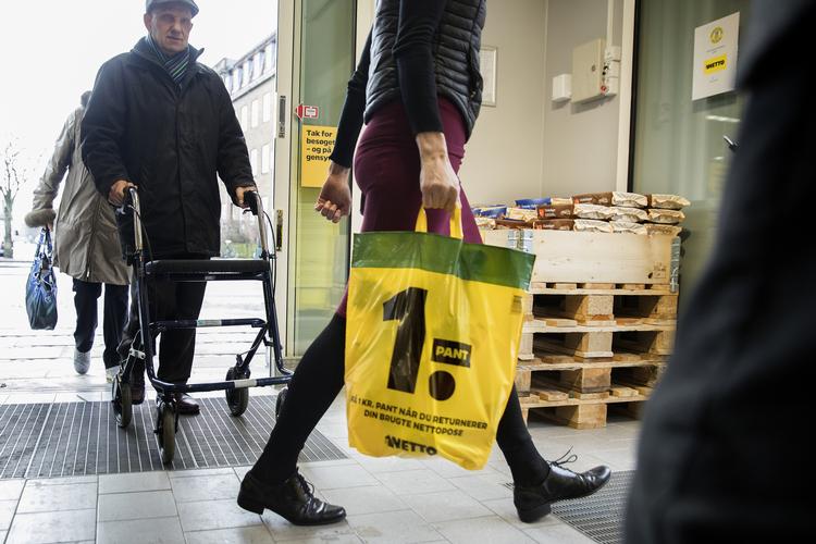 Netto har testet nye pantposer i to måneder. Færre end ventet indkasserer panten på én krone, kontaterer supermarkedet. Målet er, at posen anses som en pantflaske.  Finn Frandsen/POLFOTO