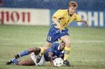  Tomas Brolin i aktion i den specielle indendørs kamp mod Brasilien i den indledende runde i Pontiac Silverdome i 1994.  Susan Walsh/AP