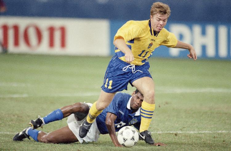  Tomas Brolin i aktion i den specielle indendørs kamp mod Brasilien i den indledende runde i Pontiac Silverdome i 1994.  Susan Walsh/AP