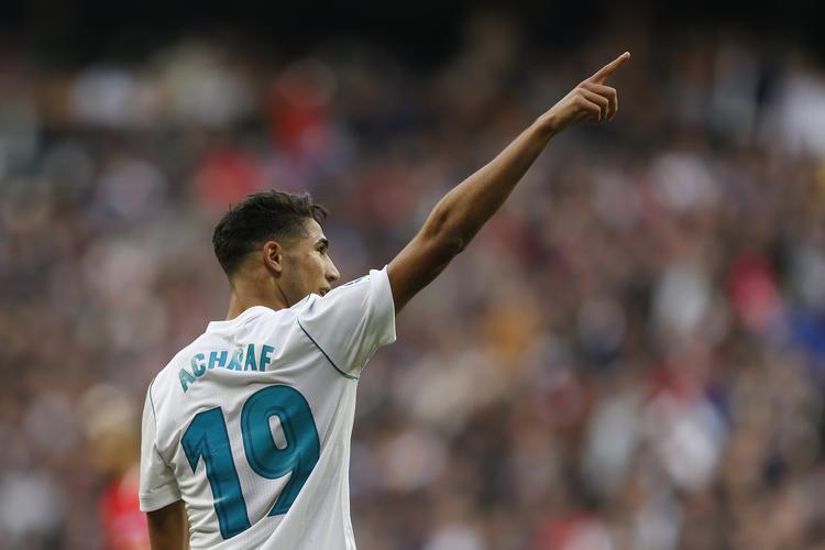 Marokkos Achraf har fået sin debut hos Real Madrid, og han var blandt andet på bænken, da klubben sikrede sig Champions League-trofæet i maj. Francisco Seco/AP