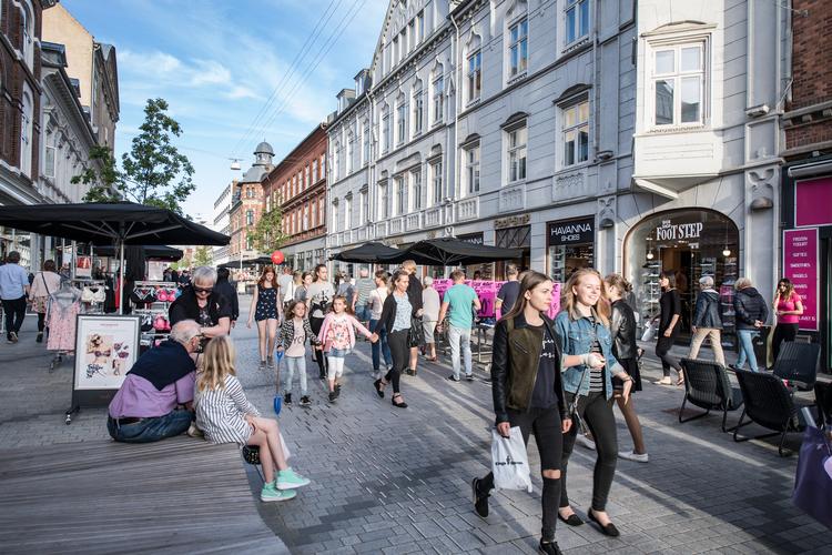 Selvom renterne stiger, skal spareivrige danskere stadig betale for at have store beløb stående i de fleste danske banker.  Esbjerg Byhistoriske Arkiv