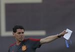 Spaniens nye landstræner, Fernando Hierro, bliver kastet ud i VM-ilden med det samme i mødet med Portugal.  Manu Fernandez/AP