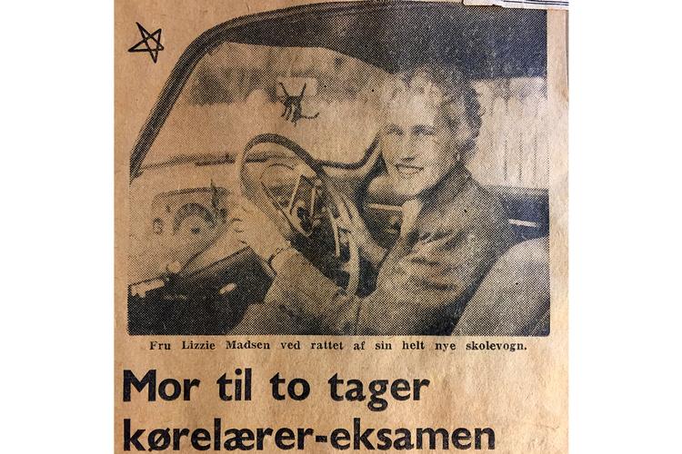 Et udklip fra scrapbogen med farmor bag rattet. 