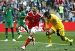 Ruslands indskifter Denis Tjerisjev (6) blev opgørets store skikkelse, da han scorede to flotte mål torsdag mod Saudi-Arabien.  
   Matthias Schrader/AP