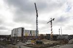 I Skejby er man i gang med opførelsen af DNU - Det Nye Universitetshospital i Aarhus. Hospitalet skal med sine omtrent 470.000 m2 rumme al aktivitet fra de nuværende matrikler i Skejby, Nørrebrogade, Tage Hansens Gade og Psykiatrisk Hospital i Risskov. Billedhuggeren Ingvar Cronhammar, ska sammen med Gjøde & Povlsgaard Arkitekter stå for det kunstneriske snit på sygehusets hovedindgange.   Daugaard Jens Henrik/POLFOTO
