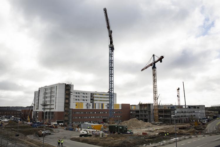 I Skejby er man i gang med opførelsen af DNU - Det Nye Universitetshospital i Aarhus. Hospitalet skal med sine omtrent 470.000 m2 rumme al aktivitet fra de nuværende matrikler i Skejby, Nørrebrogade, Tage Hansens Gade og Psykiatrisk Hospital i Risskov. Billedhuggeren Ingvar Cronhammar, ska sammen med Gjøde & Povlsgaard Arkitekter stå for det kunstneriske snit på sygehusets hovedindgange.   Daugaard Jens Henrik/POLFOTO