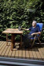 Harry Zaveri har prøvet kræfter med de kringelede pensionsregler, gør det svært for ældre at arbejde og være på pension på en gang. Her er 75 årige i gang med lidt arbejde på iPaden.

   Martin Lehmann/POLFOTO