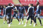 19-årige Kylian Mbappe (midten) er blot en ud af mange talentfulde spillere i den franske trup. David Vincent/AP