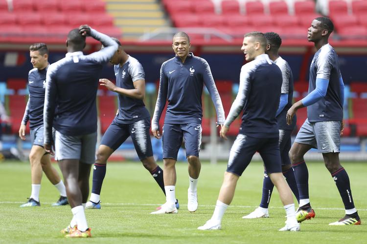 19-årige Kylian Mbappe (midten) er blot en ud af mange talentfulde spillere i den franske trup. David Vincent/AP
