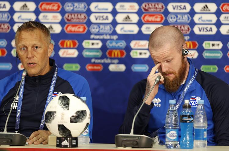 Islands landstræner, Heimar Hallgrimsson (tv.) og anfører Aron Gunnarsson træder ind på den store scene i dag. 
   Eduardo Verdugo/AP