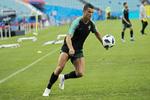 Cristiano Ronaldo  på træningsbanen i Rusland før Portugals VM-kamp mod Spanien. Francisco Seco/AP