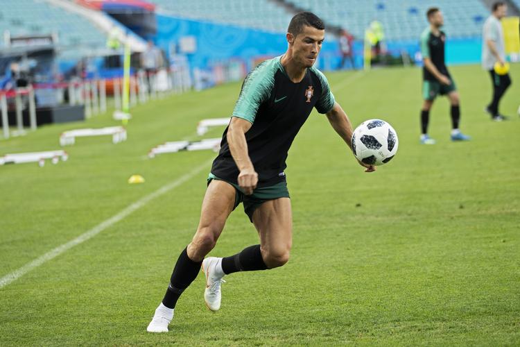 Cristiano Ronaldo  på træningsbanen i Rusland før Portugals VM-kamp mod Spanien. Francisco Seco/AP