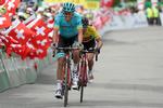 Jakob Fuglsang kæmper sig efter et flot bjergridt i mål på en andenplads med indehaveren af førertrøjen Richie Porte på hjul. Foto: Bettiniphoto. 