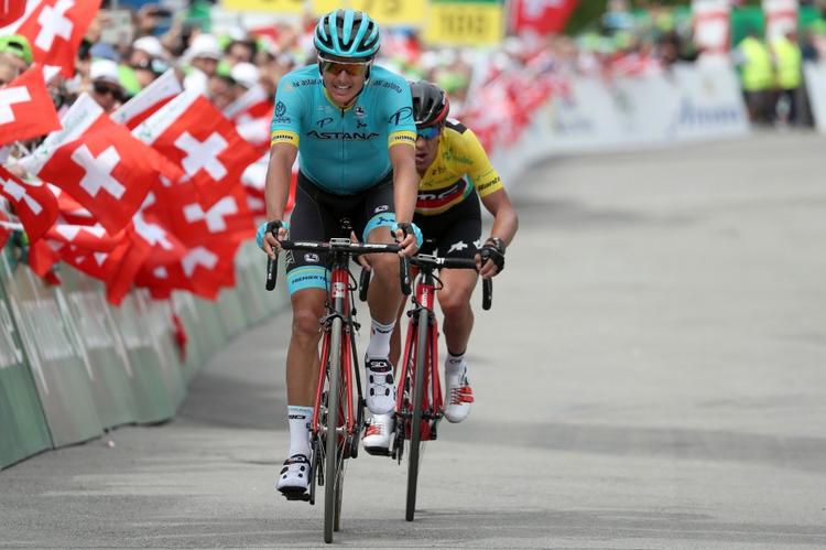 Jakob Fuglsang kæmper sig efter et flot bjergridt i mål på en andenplads med indehaveren af førertrøjen Richie Porte på hjul. Foto: Bettiniphoto. 