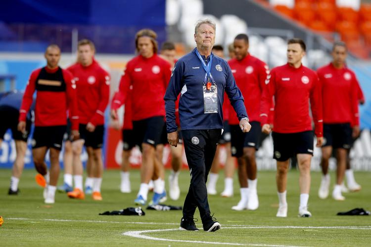 Landstræner Åge Hareide dirigerede fredag eftermiddag landsholdet gennem den sidste træning før VM-premieren på Mordovia Arena.  Finn Frandsen/POLFOTO