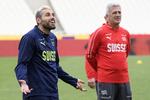 Smil hos Valon Behrami (tv.) og Schweiz' landstræner, Vladimir Petkovic, der kommer på en hård opgave mod Brasilien.
   Laurent Gillieron/AP