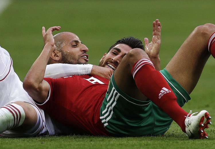 Især efter pausen var VM-kampen mellem Iran og Marokko, her 
repræsenteret ved henholdsvis Alireza Jahanbakhsh (bagerst) og Ayoub El Kaabi, noget værre rod. Themba Hadebe/AP