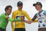 Rigoberto Uran (tv) hilser på Romain Bardet, mens Chris Froome ser til ved sidste års hyldestseance i Tour de France. Nu melder Uran sig med frisk succes i Slovenien atter som bejler til Tour-tronen.
   Christophe Ena/AP