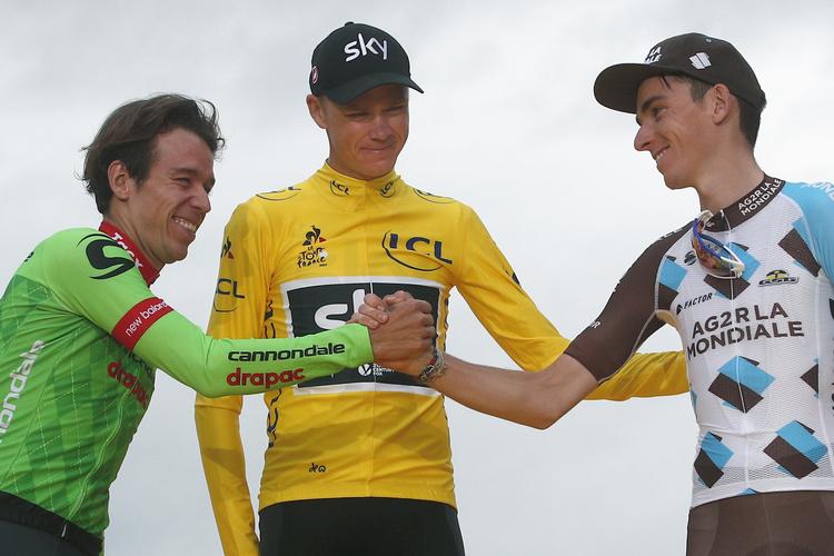 Rigoberto Uran (tv) hilser på Romain Bardet, mens Chris Froome ser til ved sidste års hyldestseance i Tour de France. Nu melder Uran sig med frisk succes i Slovenien atter som bejler til Tour-tronen.
   Christophe Ena/AP