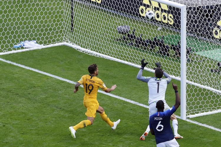 Paul Pogpas skud blev dømt inde af en chip i bolden.  Hassan Ammar/AP