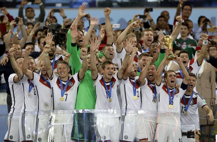 Glade tyske VM-dage i 2014. Flere af spillerne er stoppet på landsholdet, men Tyskland er fortsat en af favoritterne til at vinde trofæet.  Natacha Pisarenko/AP