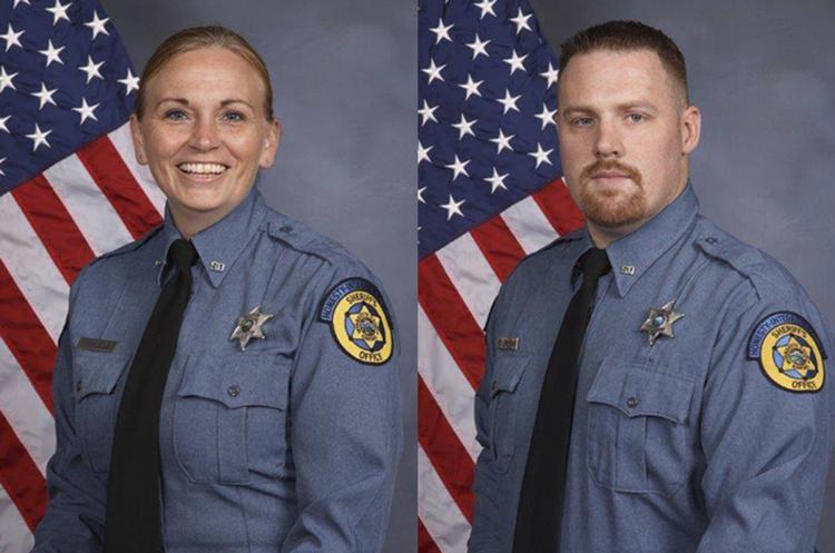 De to betjente, Theresa King, 44 år, og Patrick Rohrer, 35 år, der efter skyderi fredag har mistet livet i USA. Foto: Kansas City Kansas police department via AP.
   /AP