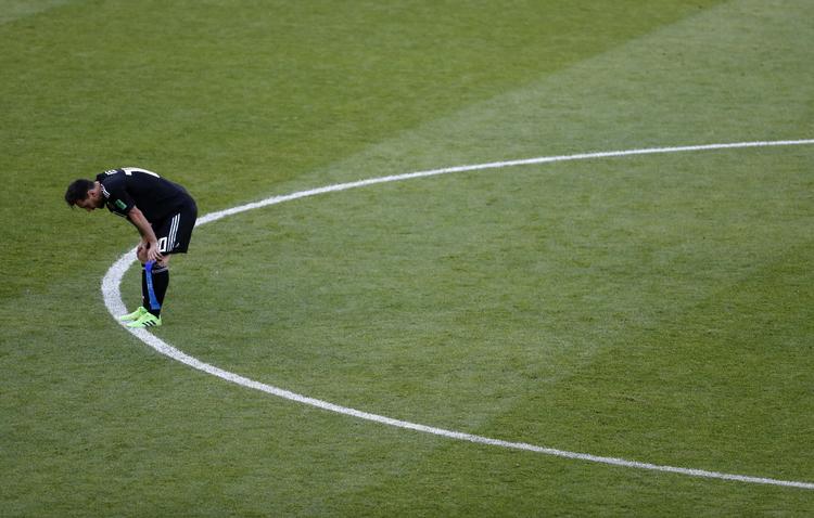 Lionel Messi måtte lige sunde sig efter Argentinas skuffende resultat mod Island.  Rebecca Blackwell/AP