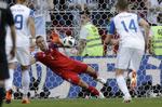 Hannes Halldorsson reddede et straffespark fra Lionel Messi, da Island fik point mod Argentina.  Matthias Schrader/AP