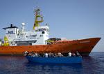 Redningsskibet 'Aquarius' blev i sidste uge afvist i en italiensk havn. Den italienske indenrigsminister advarer om, landet vil afvise andre redningsskibe.  Darko Bandic/AP