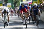 Arnaud Démare (i midten) afviser Fernando Gaviria (th) og Peter Sagan i spurten på 8. etape i Schweiz Rundt.
     Gian Ehrenzeller/AP