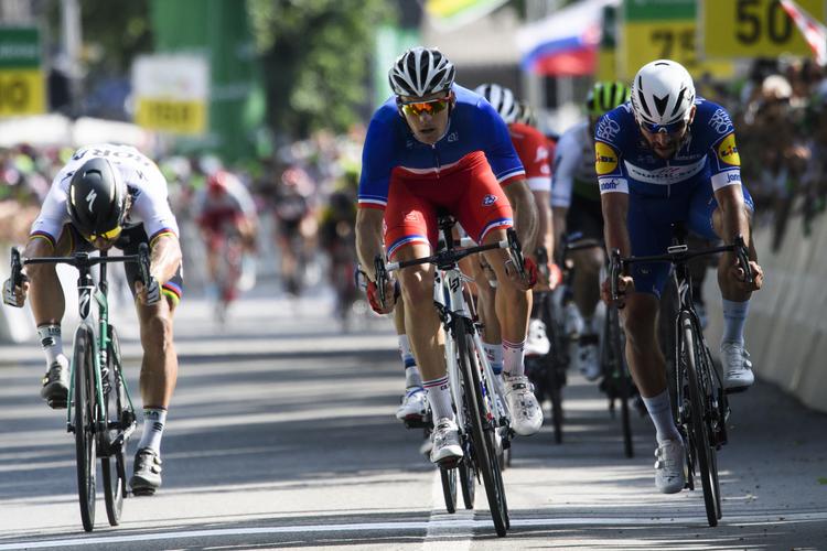 Arnaud Démare (i midten) afviser Fernando Gaviria (th) og Peter Sagan i spurten på 8. etape i Schweiz Rundt.
     Gian Ehrenzeller/AP