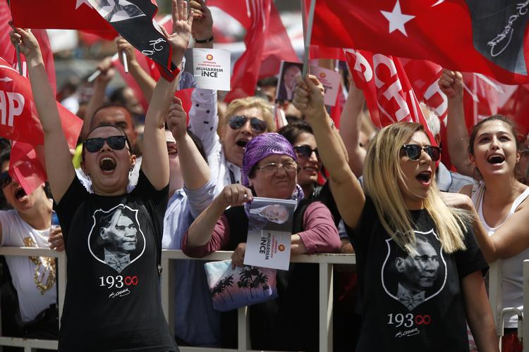 De unge tyrkiske førstegangsvælgere støtter ikke op om Erdogan. Lefteris Pitarakis/AP