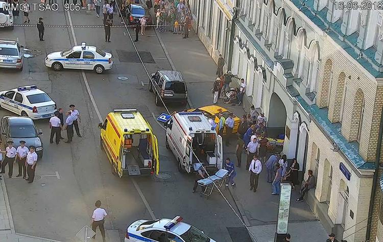 Politi og ambulance arbejder på stedet, hvor en taxa kørte ind i menneskemængden. Manden mistede efter alt at dømme kontrollen over byen. /AP