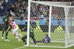Oghenekaro Etebo ramte bolden med sin ene fod og blev noteret for et selvmål. 
   Czarek Sokolowski/AP